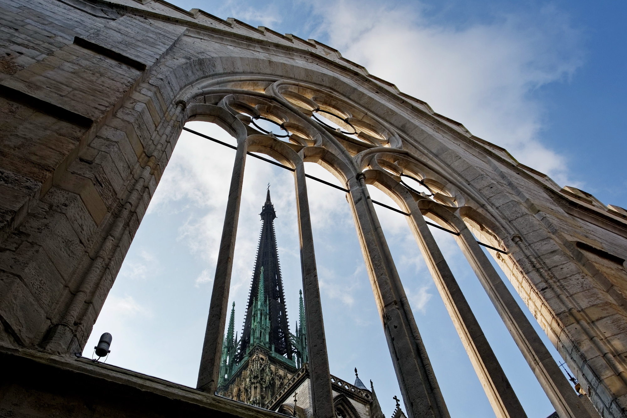 Vue de l'arche de l'historial jeanne d'arc pour le billet couplé du Panorama XXL